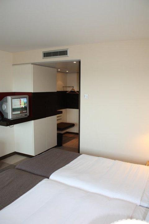 Blick auf die Kleiderschränke Mövenpick Hotel Amsterdam City Centre