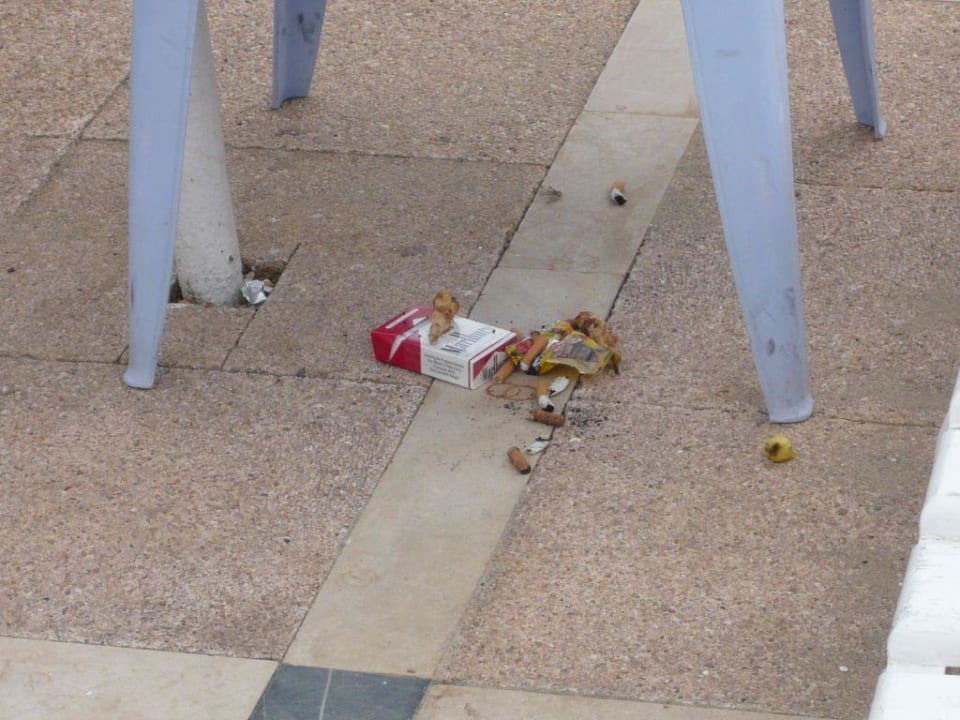 Die Raucher - am Pool - lag fast 3 Tage! Hotel Club Acquaviva