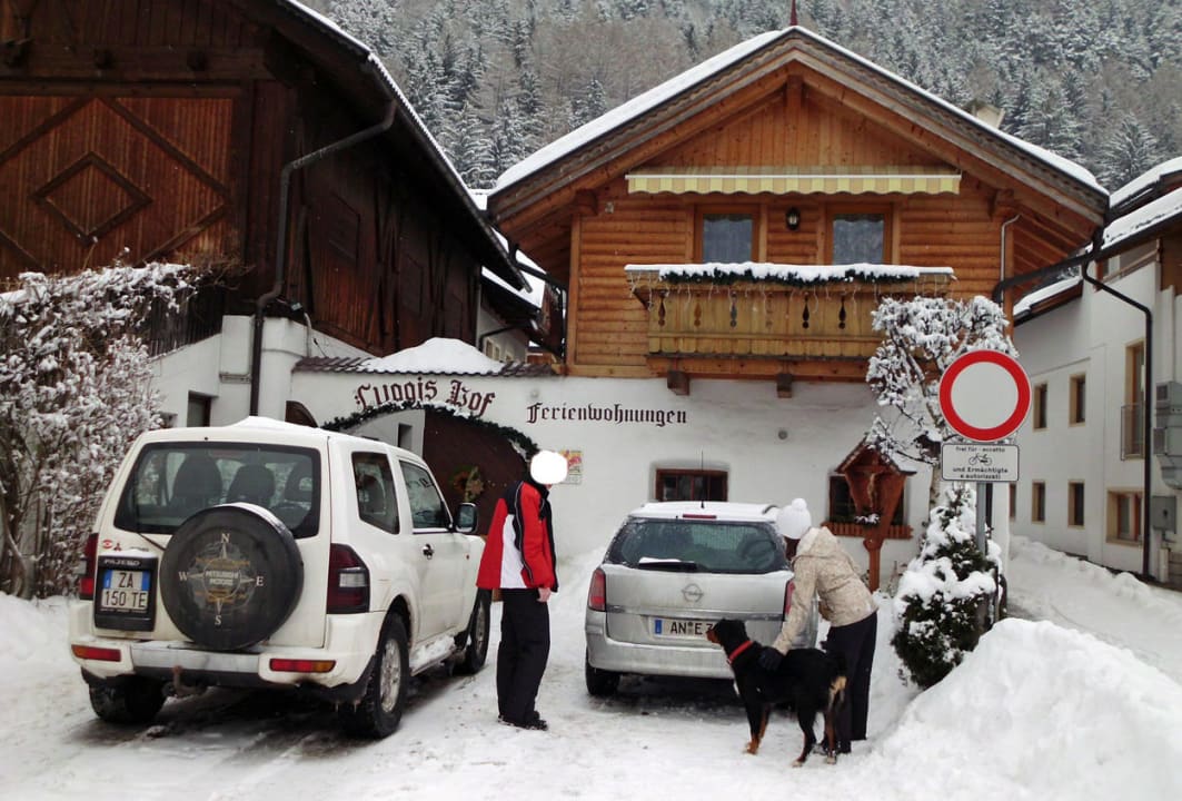 Links das Appartement mit Balkon Apartments Luggis Hof