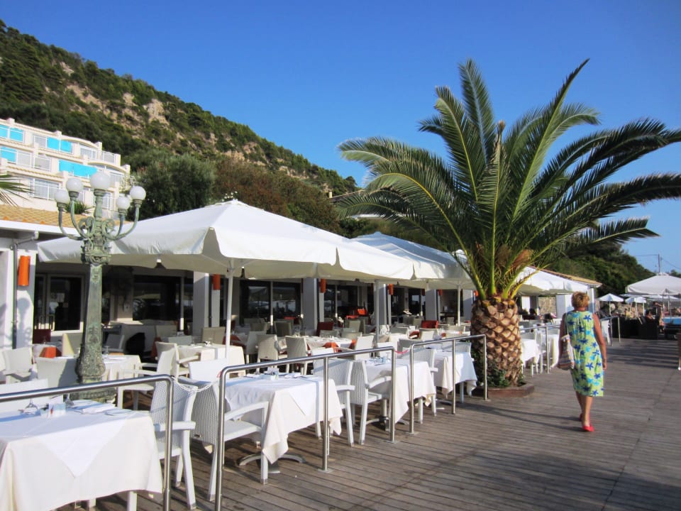 Die Terrasse mit dem Restaurant Pelekas Monastery (Im Umbau/Renovierung)