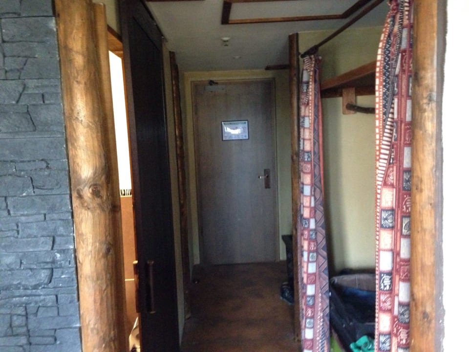 Zimmeflur (links Badzugang, rechts Kleiderschrank) Hotel Matamba - Phantasialand Erlebnishotel