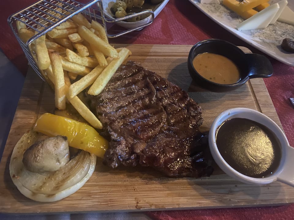 Gastro Saturn Palace Resort Hotel