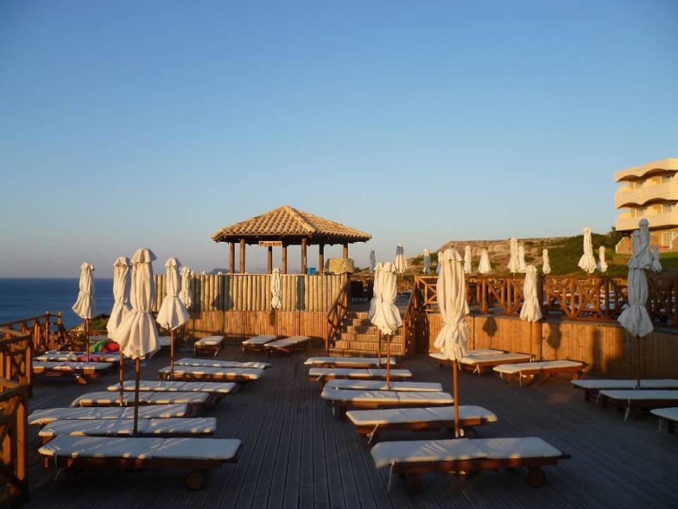 Liegen im Hintergrund die Exoticbar Hotel Kalithea Horizon Royal