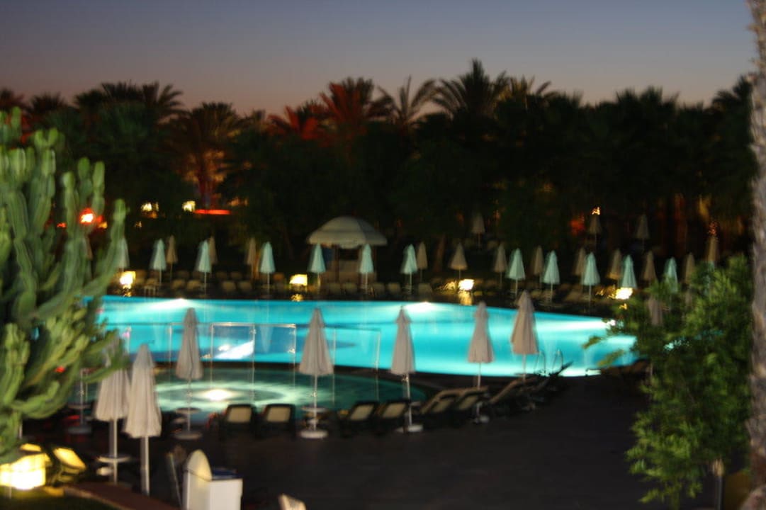Aktivpool in der Nacht Monachus Family Resort Sorgun