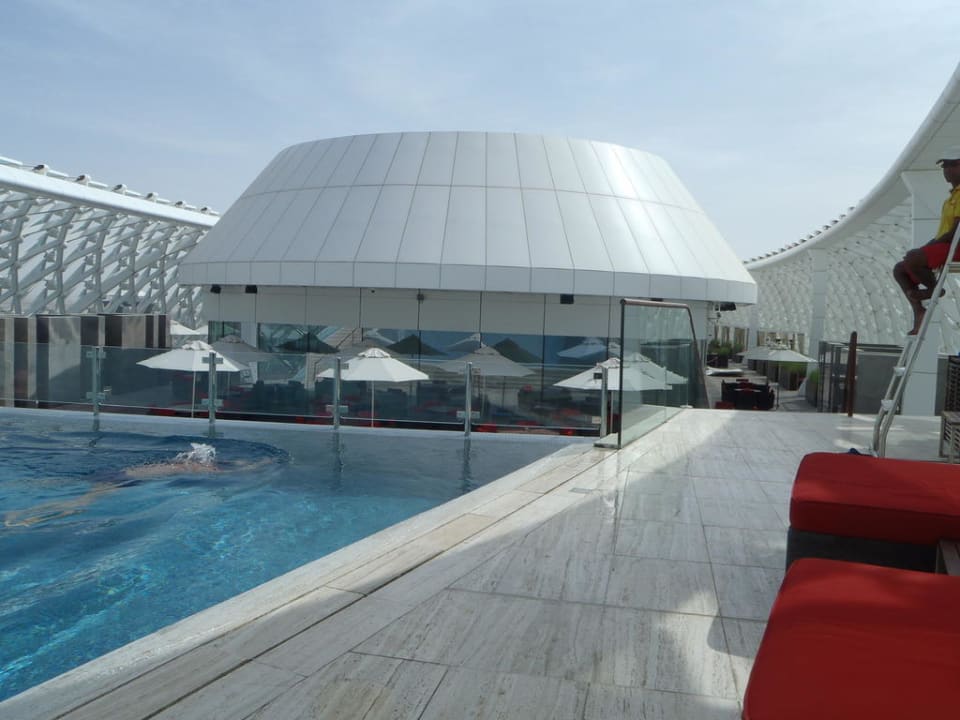 Einer der beiden Pools auf dem Dach W Abu Dhabi - Yas Island