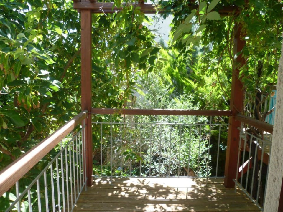 Der Balkon oben. Rechts ist ein Tisch und zwei Stühle Kalypso Hotel