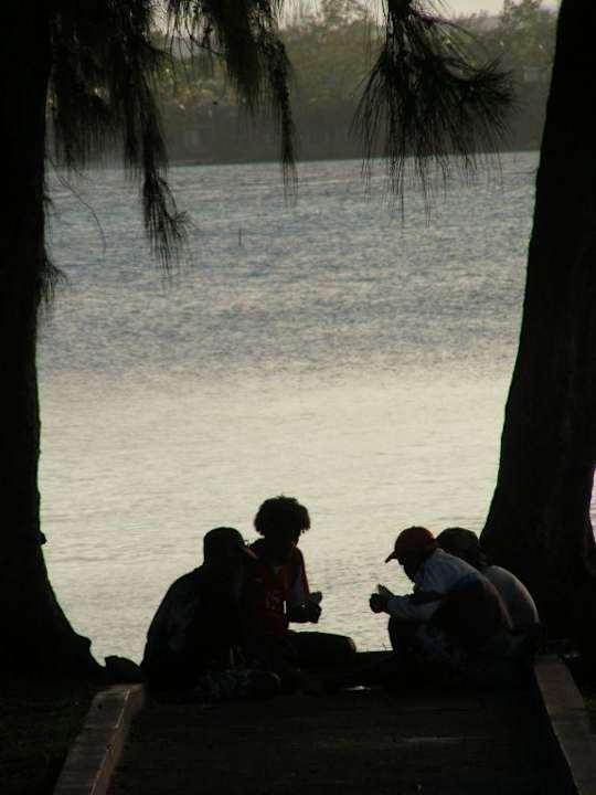 Abendstimmung in der Lagune Le Peninsula Bay Beach Resort & Spa