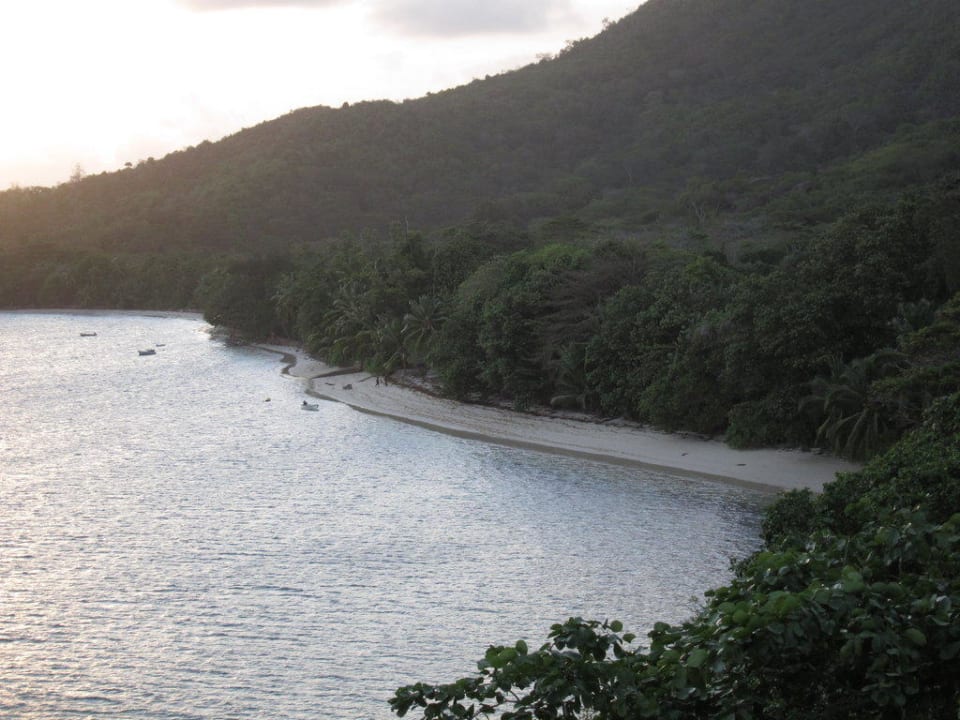 Blick vom Zimmerbalkon am Abend The Coco de Mer Hotel & Black Parrot Suites