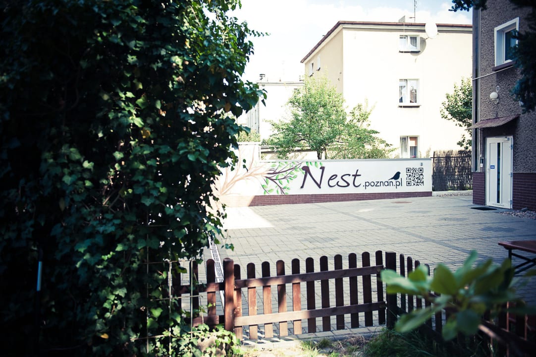 Widok parking tył domu Privatzimmer Nest Nocleg Poznań