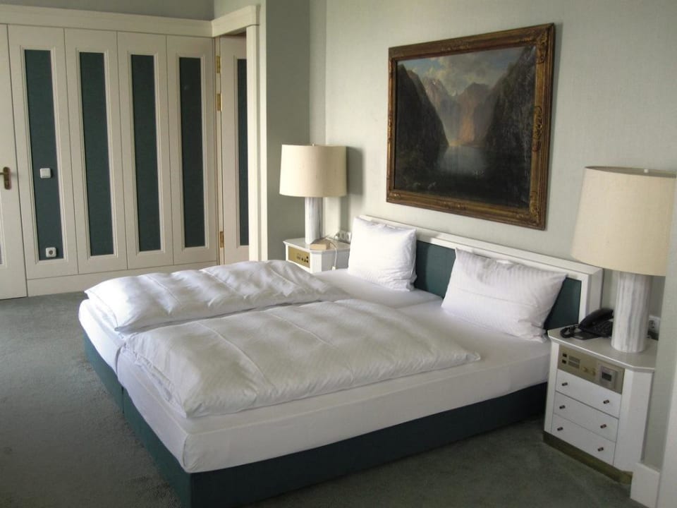 Schlafzimmer der Suite "Bayern" Steigenberger Icon Grandhotel Petersberg