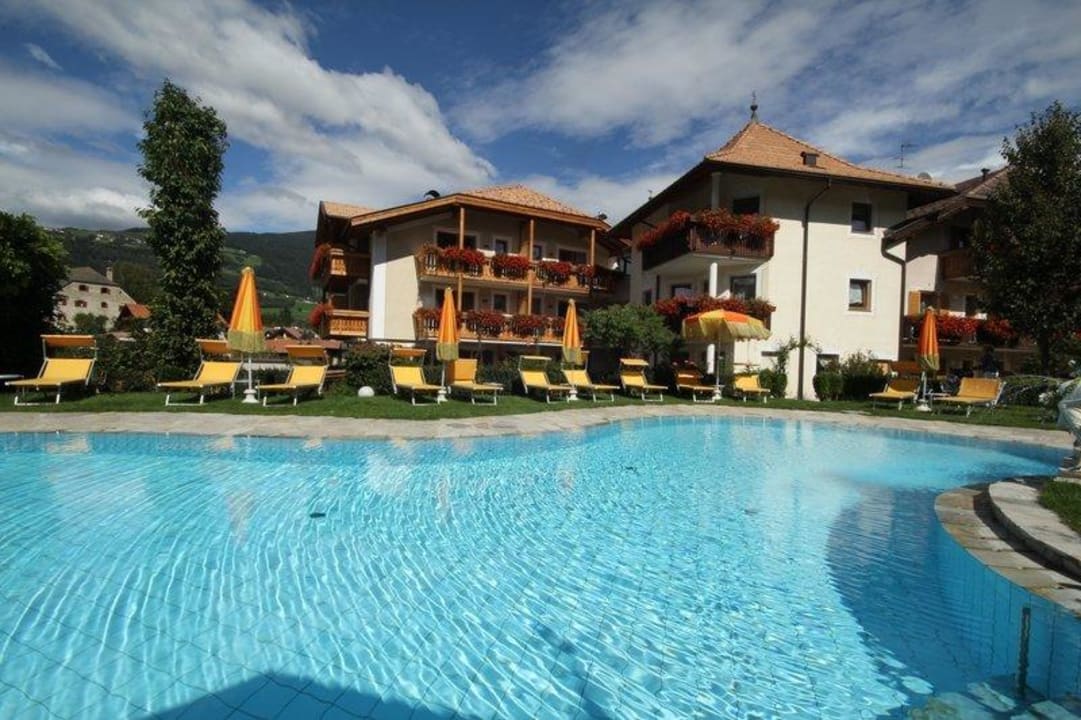 Im Hintergrund das Hotel Hotel zur Sonne