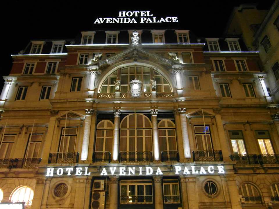 Teilansicht am Abend Hotel Avenida Palace