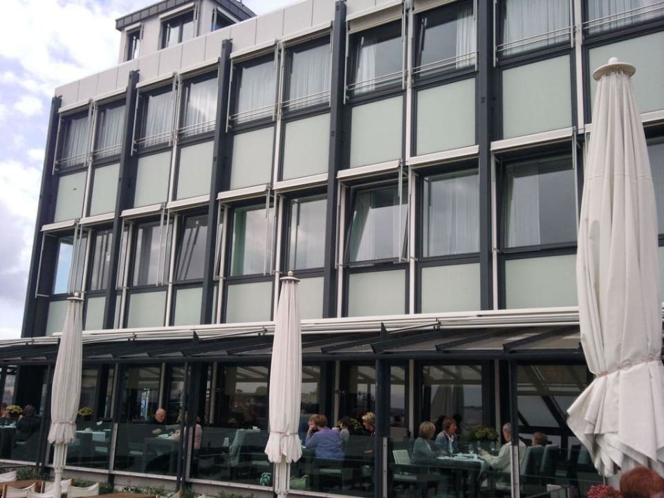 Außenansicht mit Terrasse Hotel Strandlust Vegesack