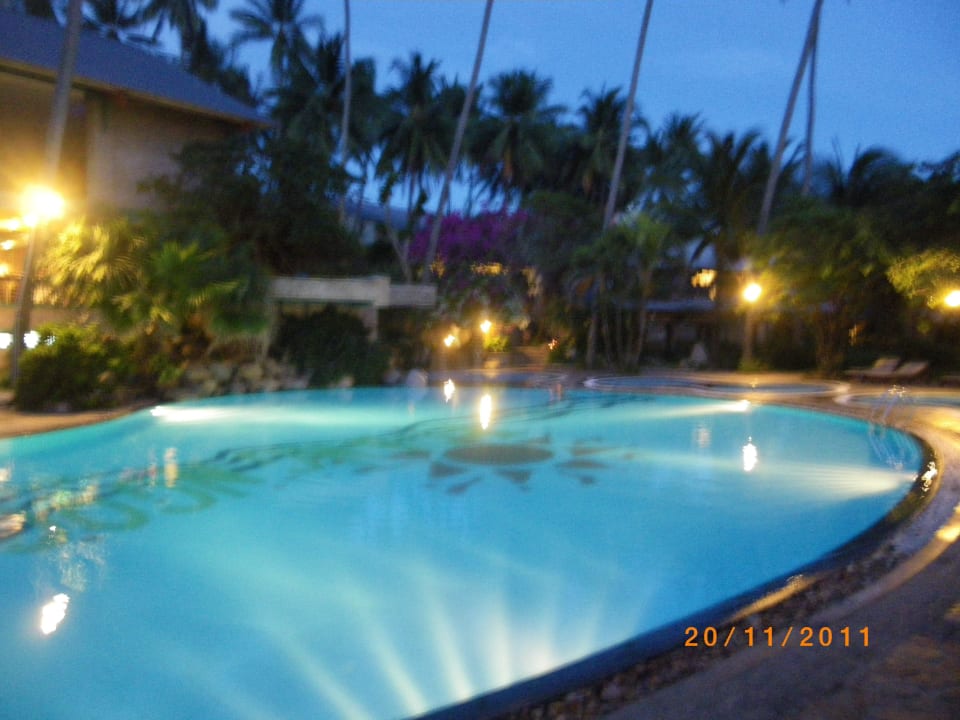 Poolanlage am Abend Hoang Ngoc Beach Resort