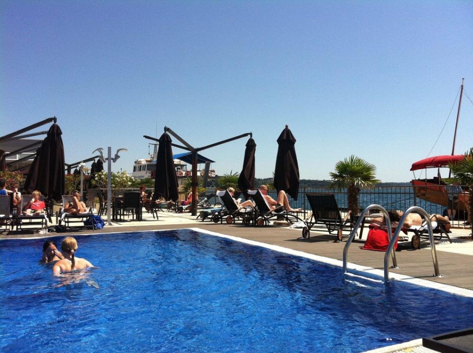 Einstieg in den Pool BO Hotel Palazzo