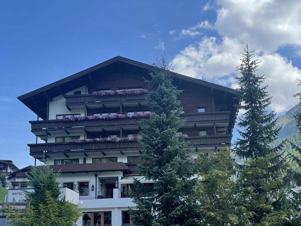 Außenansicht Hotel Alpenhof
