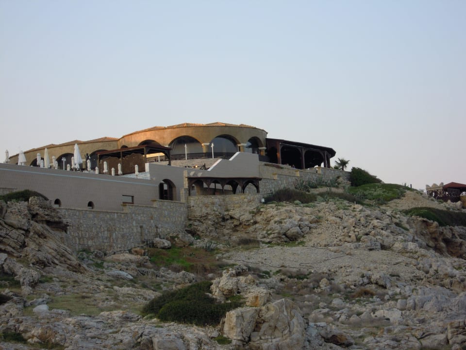 Weg vom Strand zum Restaurant Hotel Kalithea Horizon Royal
