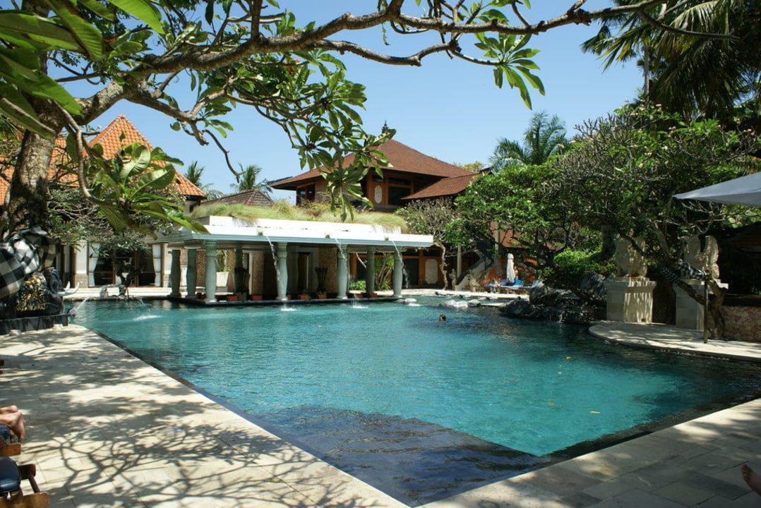Hauptpool mit Poolbar Puri Santrian