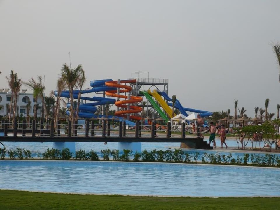 Rekreacja na basenie JAZ Aquamarine Resort