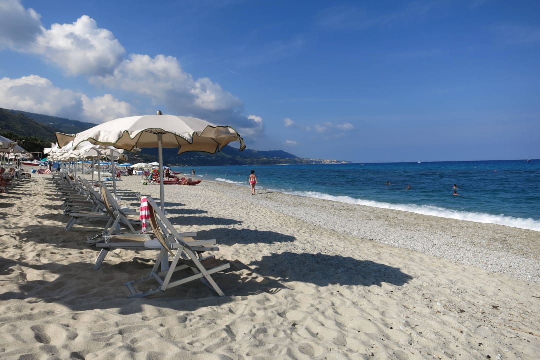 Strand am Ufersaum kieselig BV Borgo del Principe