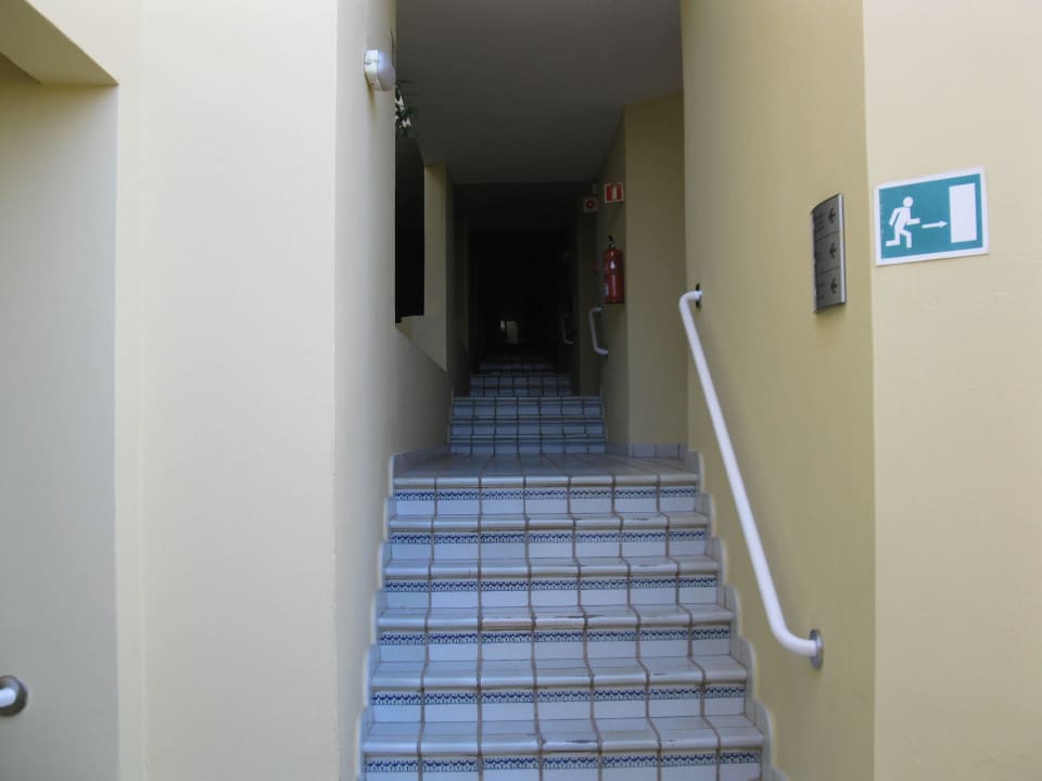 Flur vom Zimmer zum Restaurant mit vielen Stufen Hotel Riu Palace Jandia