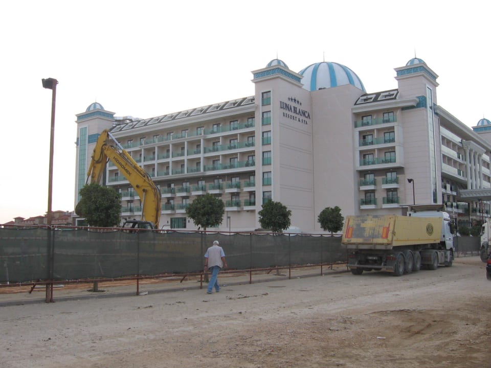 Straße zum Luna Blanca mit Lkw`s Luna Blanca Resort & Spa