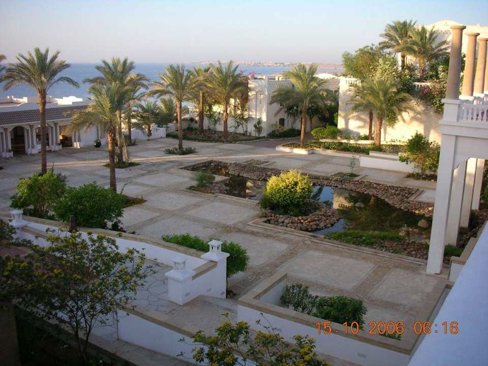 Zwischen Meer / Pool und dem grossen Pool Hotel Continental Garden Reef Resort