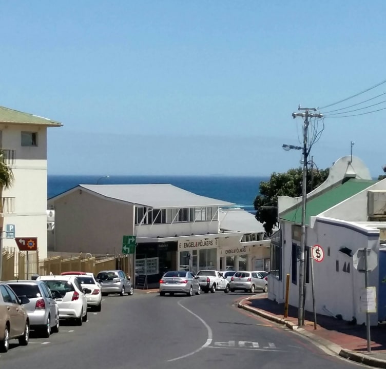 Po wyjściu na ulicę Hotel Camps Bay Village