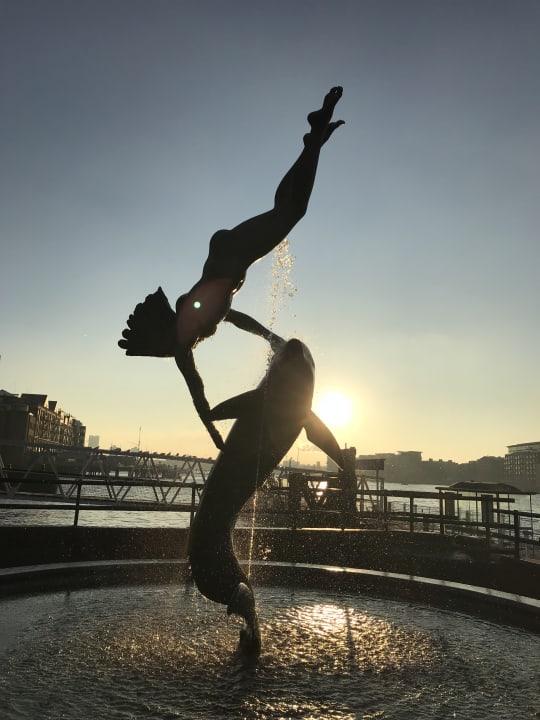 Brunnen vor dem Hotel The Tower - A Guoman Hotel