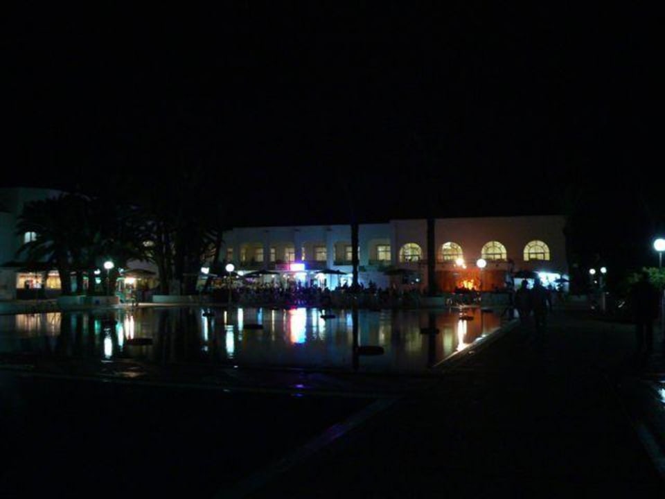 Blick über den Pool bei Nacht El Mouradi Club Kantaoui
