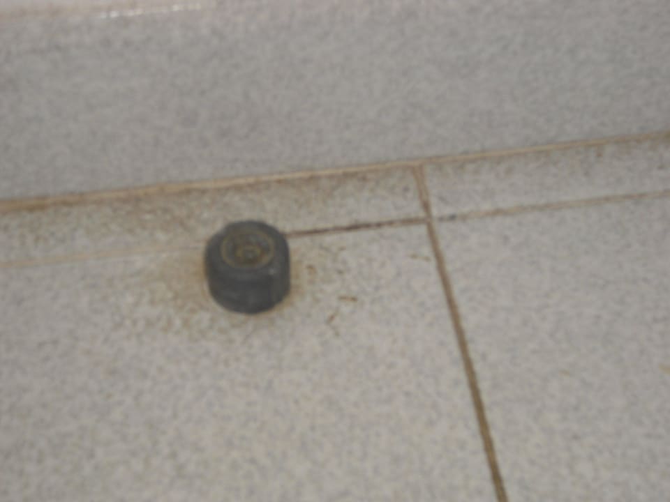 In den Ecken dreckig nach Zimmerreinigung! BG Hotel Rei del Mediterrani Palace