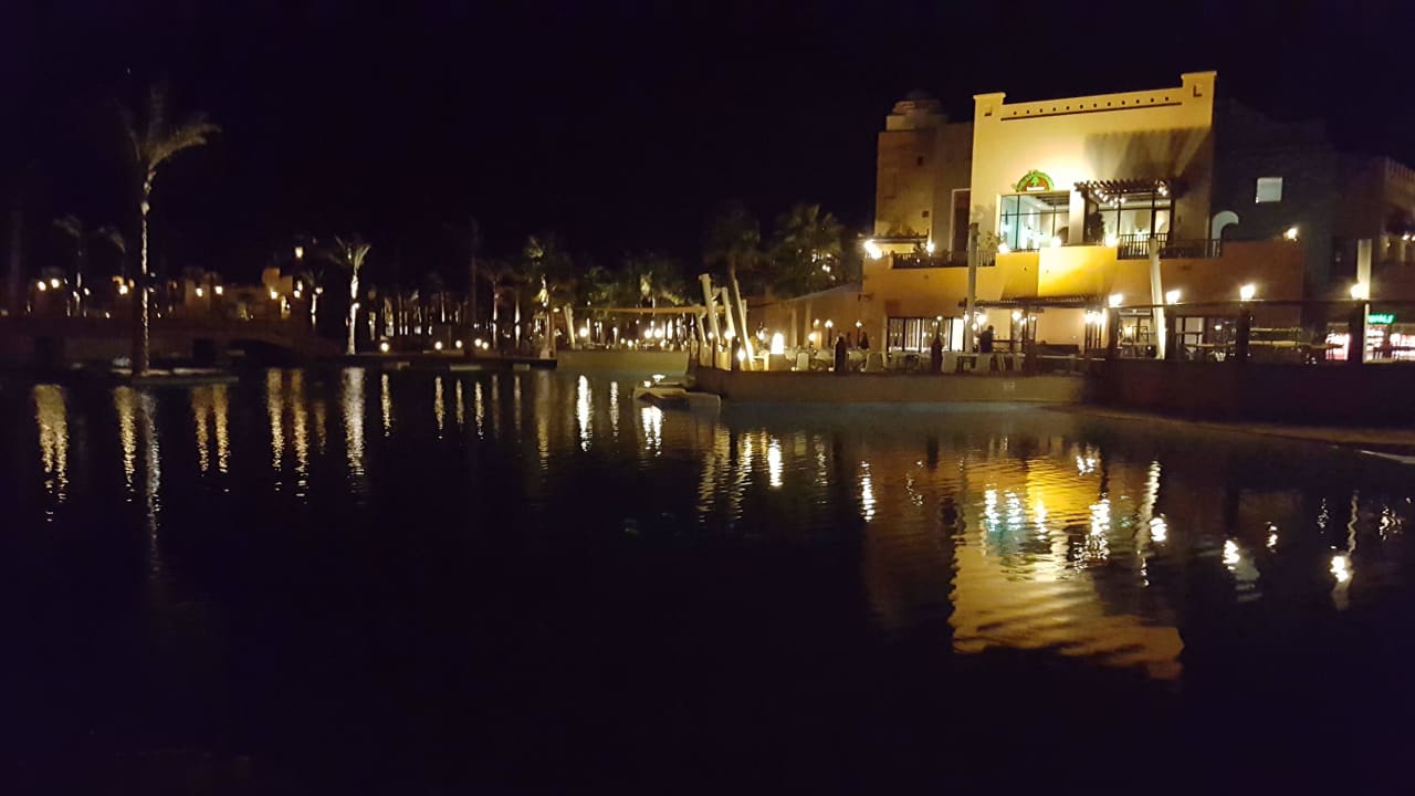 Das Hotel bei Nacht  Pickalbatros Sands Hotel - Port Ghalib