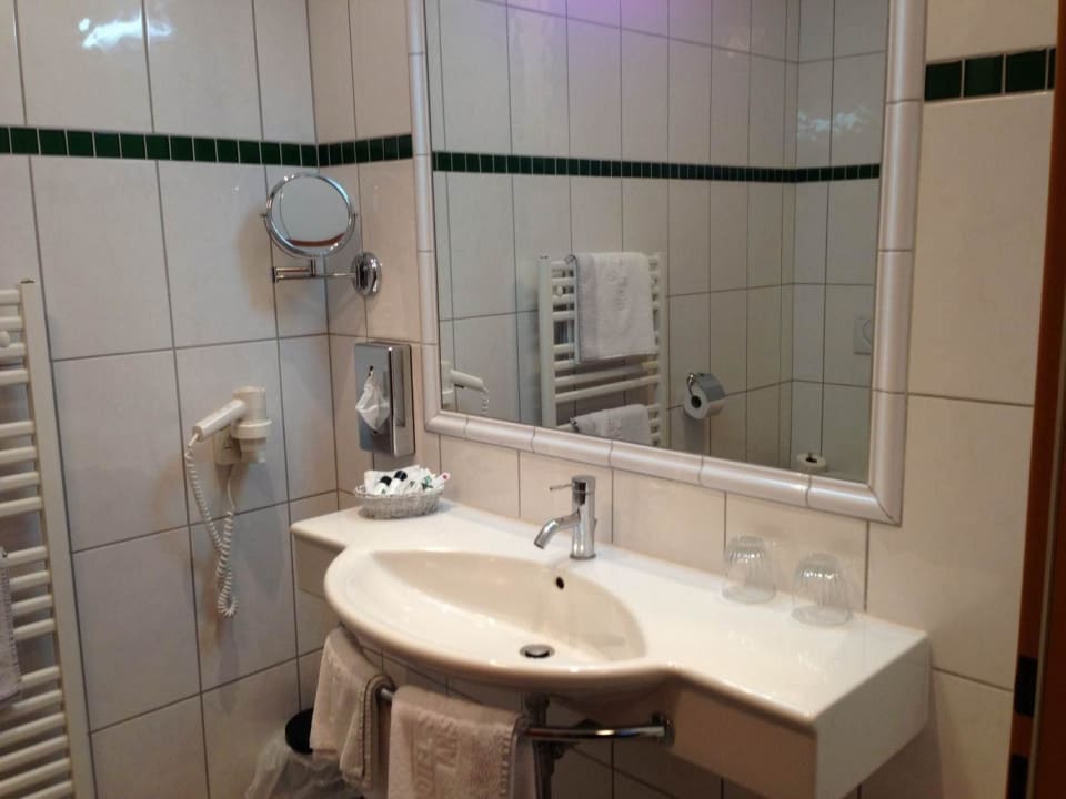 Genug Ablagefläche und Platz im 4*-Bad. Hotel Gasthof Stockinger