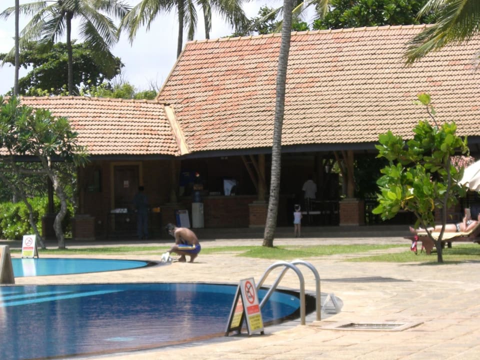 Poolbereich bei den Bungalows Club Hotel Dolphin