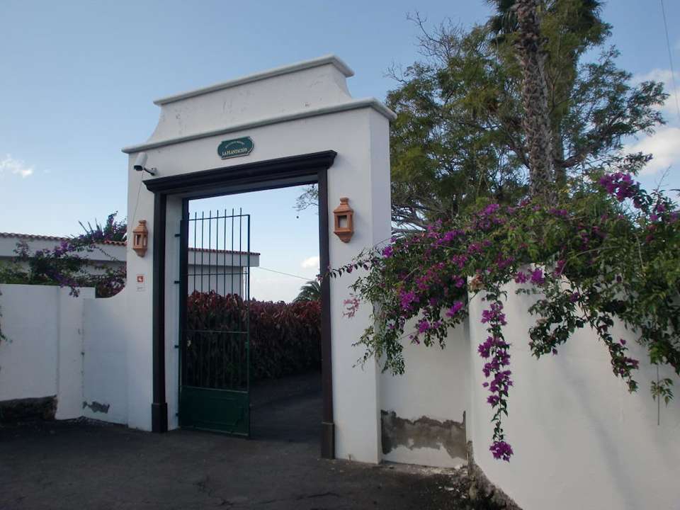 Nebeneingang zur Hotelanlage Bungalows La Plantacion