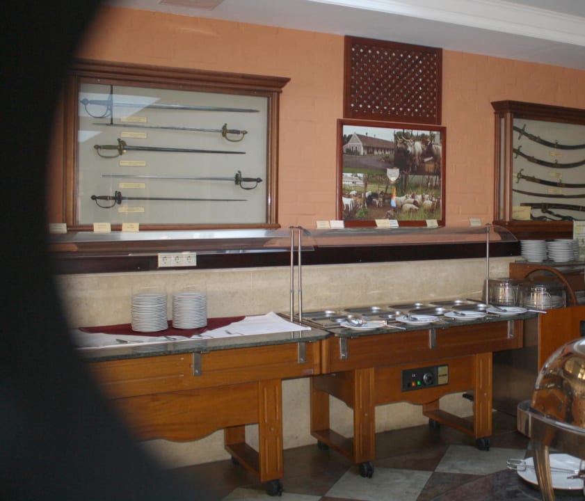 Vitrinen mit diversen Schwertern Hotel Kapitany Wellness