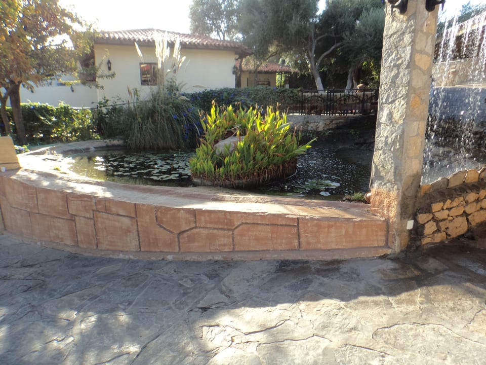 Wasserfall am Eingang Club Resort Atlantis