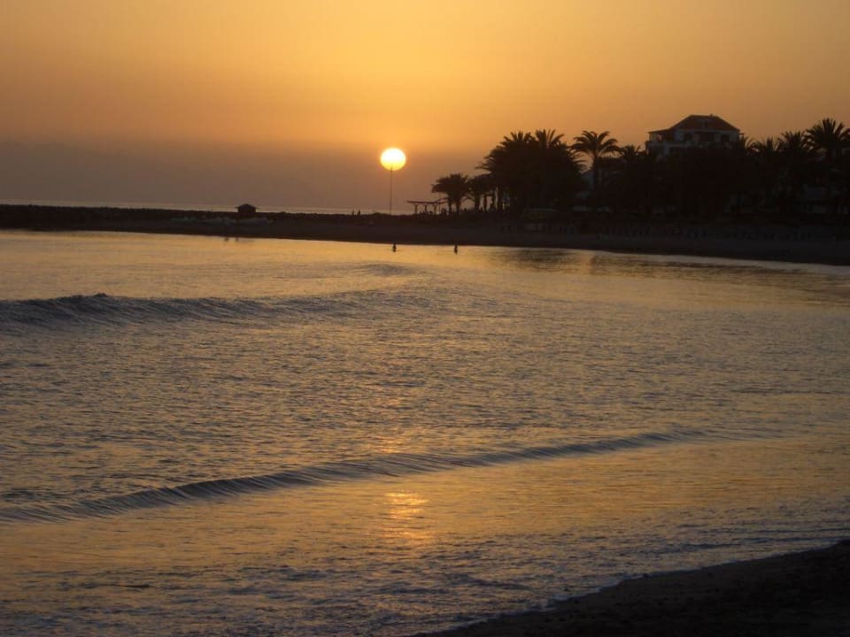 Sonnenuntergang am Strand Mediterranean Palace Hotel