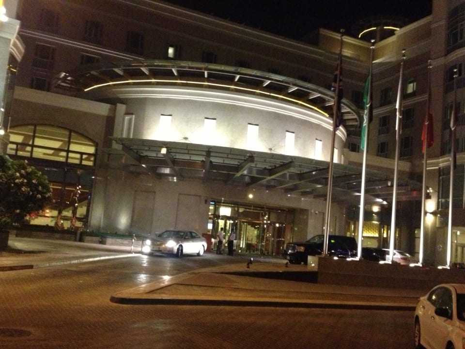 Eingang Crowne Plaza Jumeirah Dubai