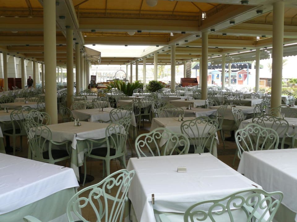 Restauracja Symposium- stoliki na świeżym powietrzu Rodos Palladium Leisure & Wellness