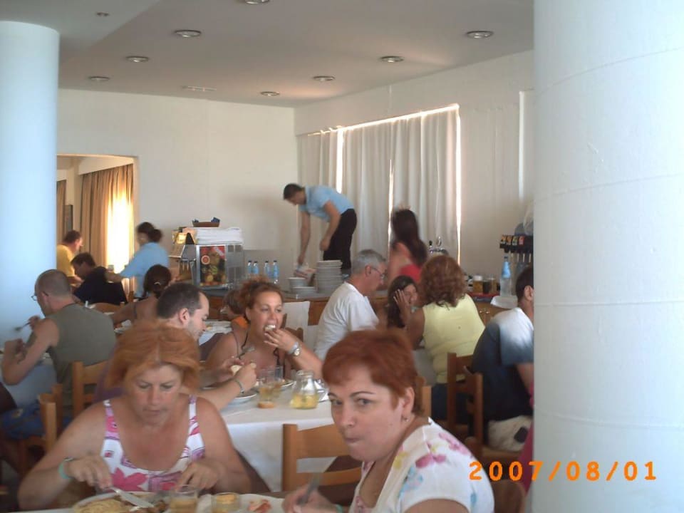 Angestellter steht im Speisesaal auf dem Tisch Stella Palace Aqua Park Resort