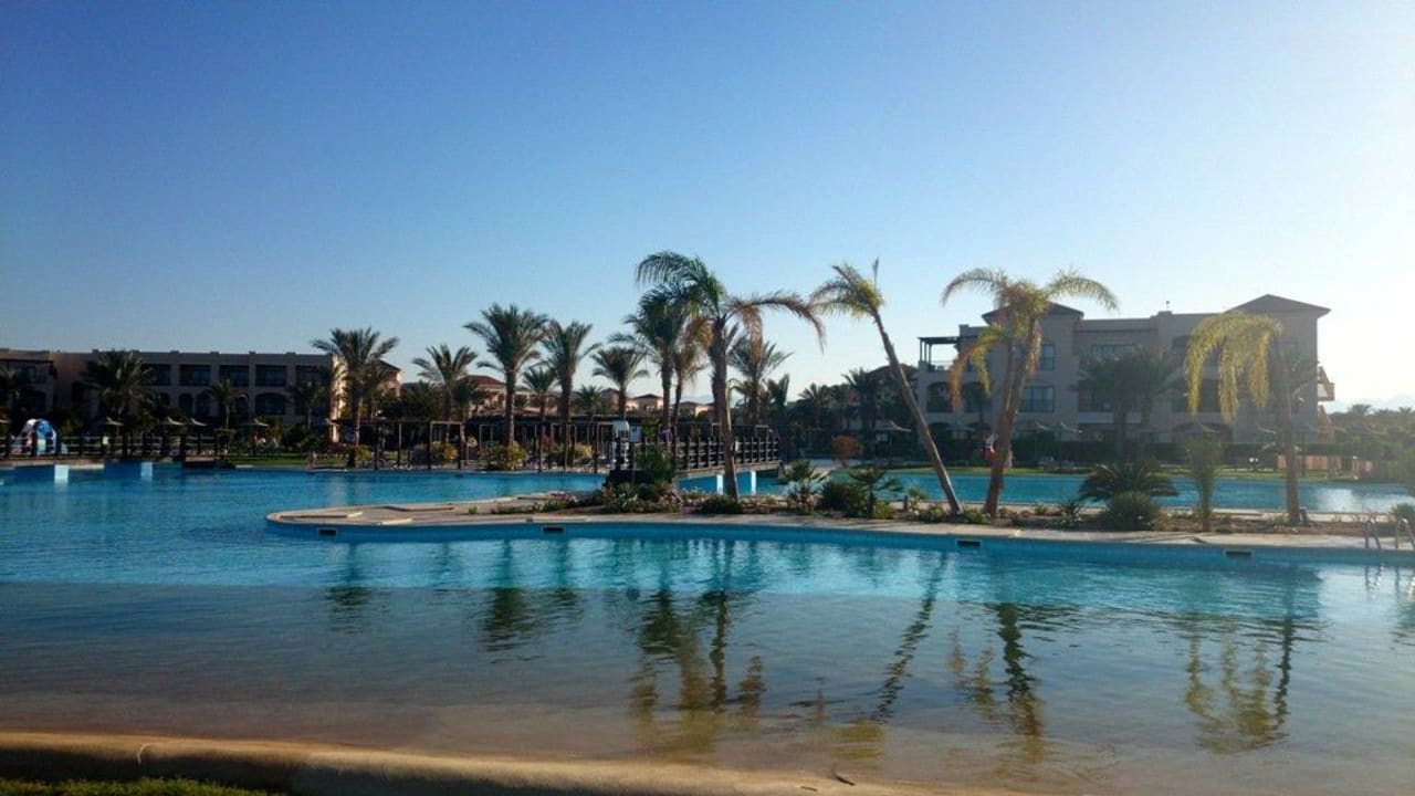 Basen z imitacją plaży JAZ Aquamarine Resort