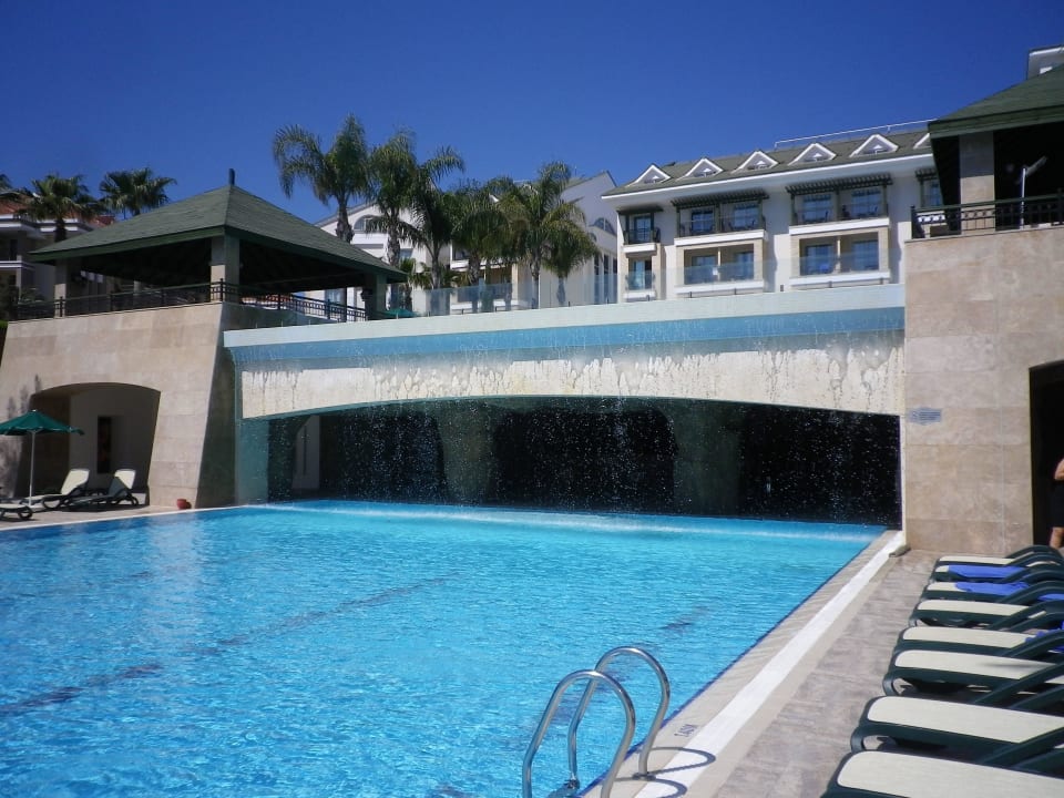 Der untere Pool mit sicht auf oberen Pool Dobedan Beach Resort Comfort