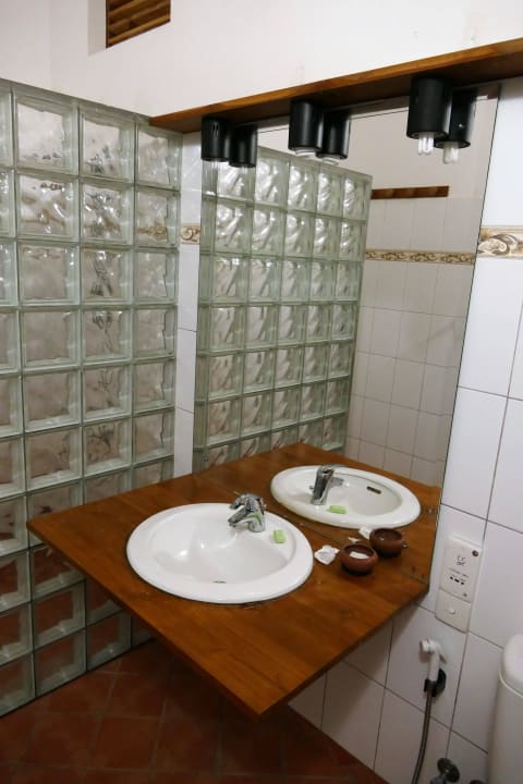 Waschtisch Hibiscus Garden Hotel