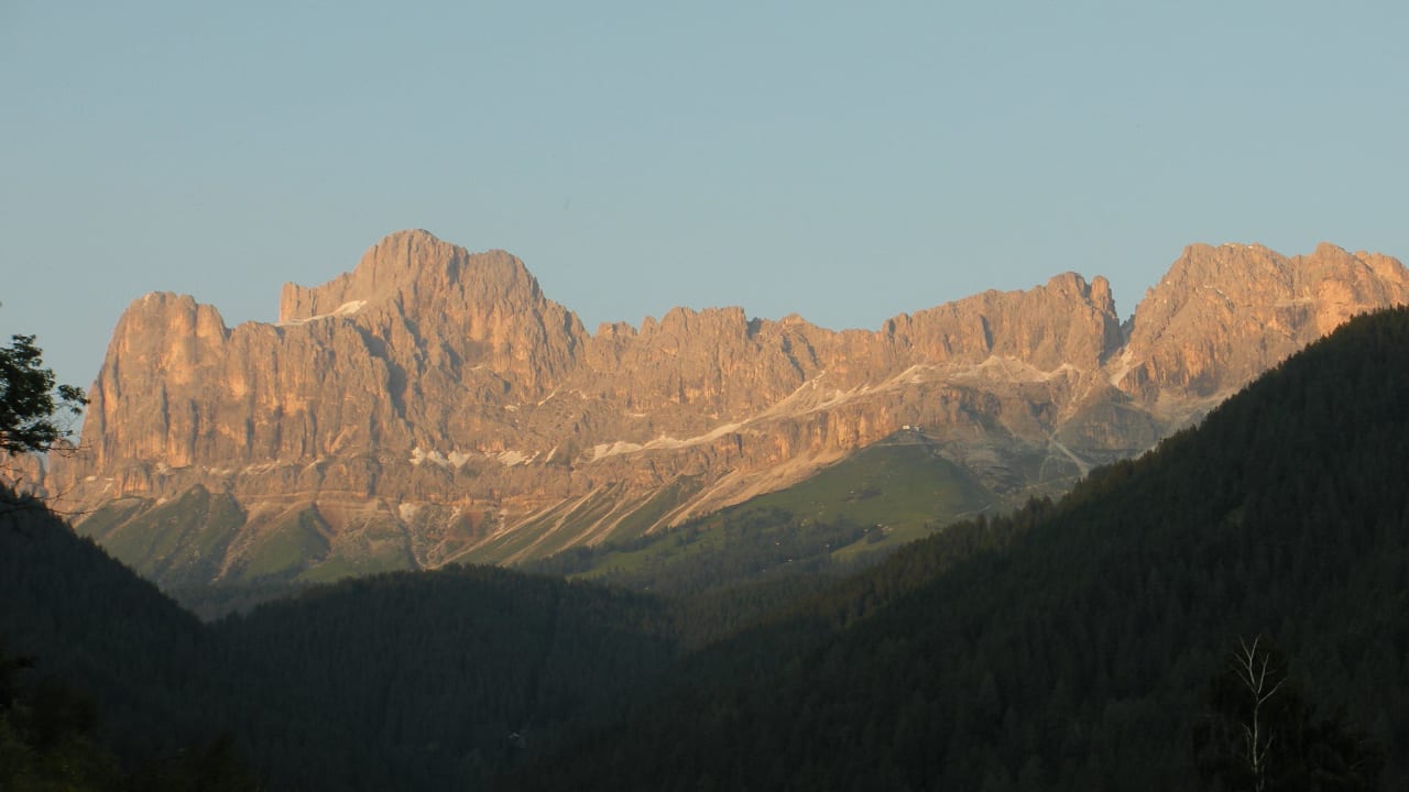 Ausblick von der Terrasse am Abend Berghaus Rosengarten