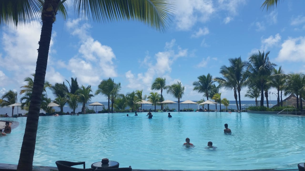 Basen w ciągu dnia Victoria Beachcomber Resort & Spa