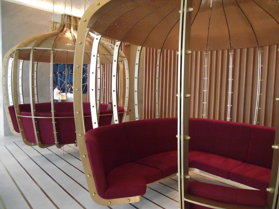 Bequeme Sitzecken in der Lobby Crowne Plaza Hotel Yas Island