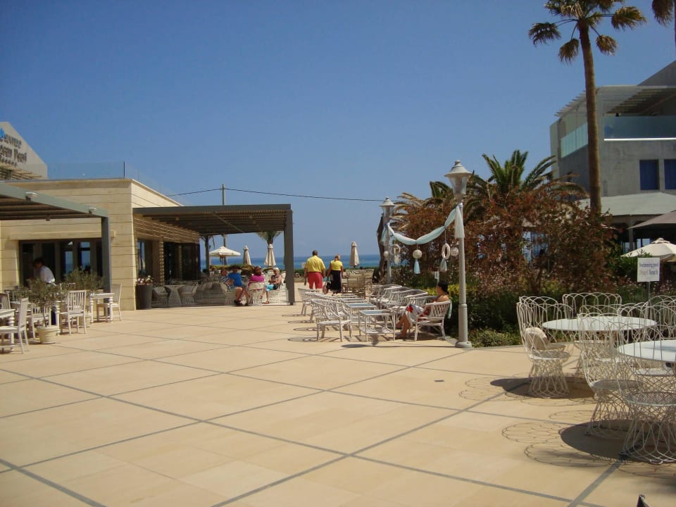 Fine hotel buildings Pearl Beach