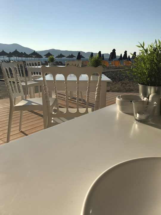 Restaurant Enorme Armonia Beach