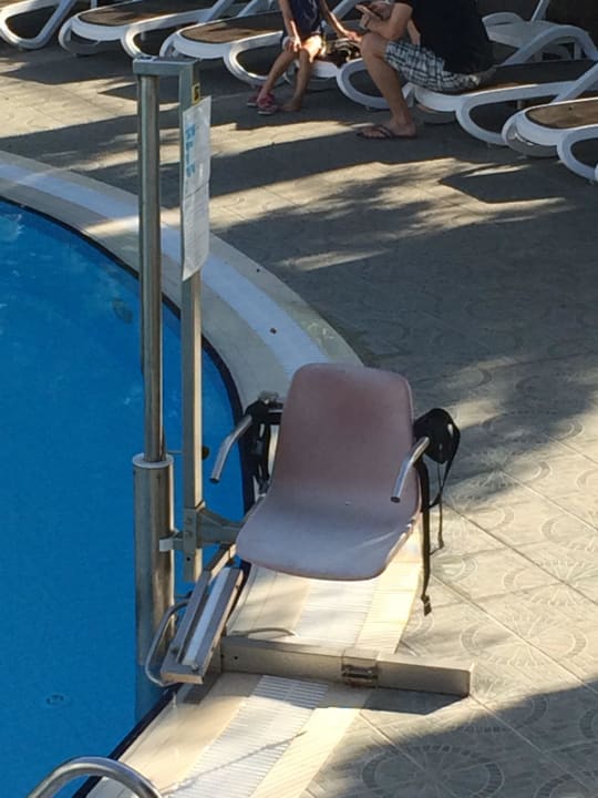 Behindertenlift am Pool Aydinbey Kings Palace & Spa